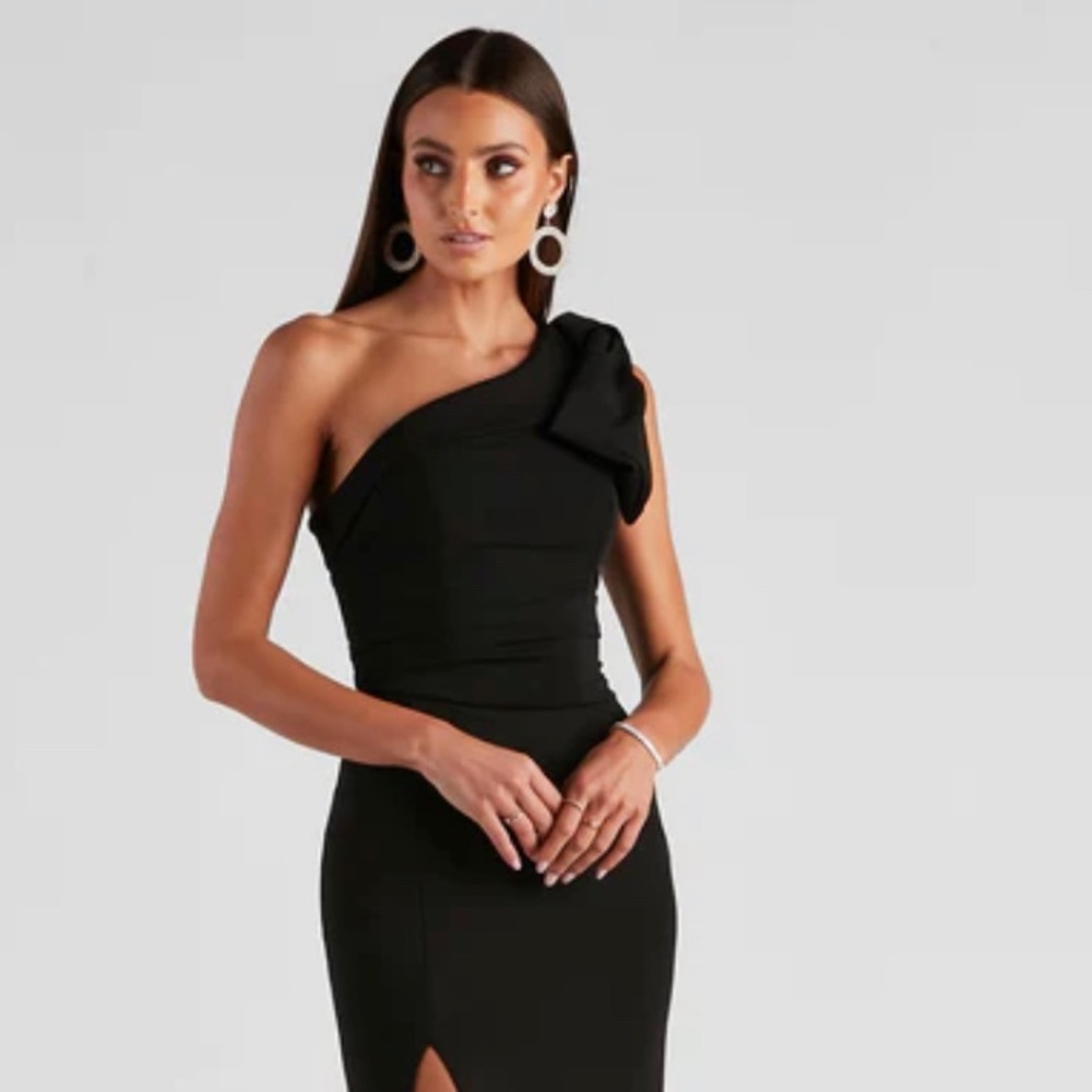 Windsor Black One-Shoulder Bow Cocktail Dress